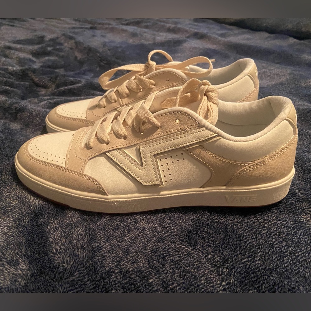 Vans lowland comfy Cush leather shoe. Size men’s 8/women’s 9.5. Never worn.